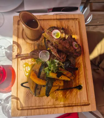 Plat gastronomique avec viande grillée et légumes rôtis au Hotel Lux Restaurant Saint Gilles Réunion