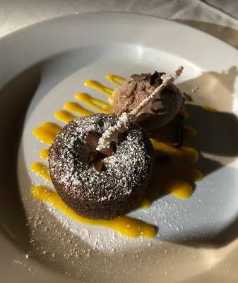 Fondant au chocolat avec coulis de mangue, dessert raffiné au restaurant Lux Saint Gilles Réunion